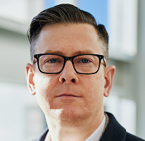 Alexander Hughes, CEO y directivo en una empresa de trading de criptomonedas, retrato.